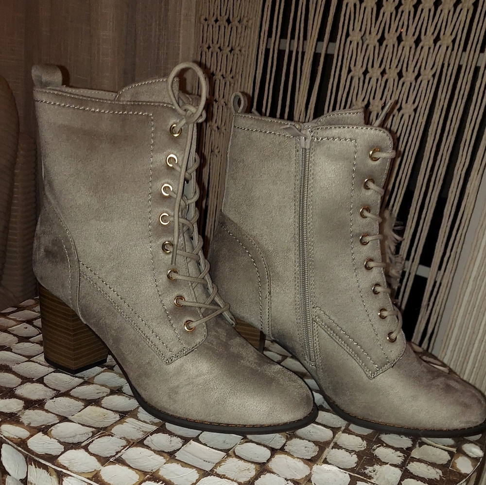BAYLOR Stylish Women's GRAY SUEDE  Lace-Up Ankle Boots SZ 10